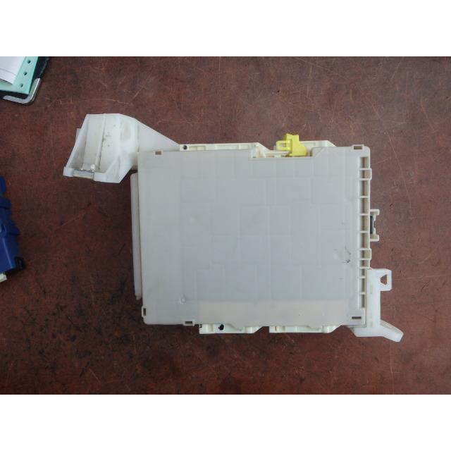 プリウス DAA-ZVW30 ヒューズボックス L 2ZR-FXE 8V0 82730-47440 室内