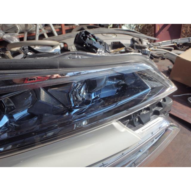 ヴェルファイア DAA-AYH30W ヘッドライト右 RH HV X 4WD 8人 2AR-FXE