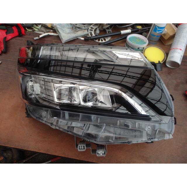 ヴォクシー DBA-ZRR80W ヘッドライト右 RH ZS 7人 3ZR-FAE 81110-28G70