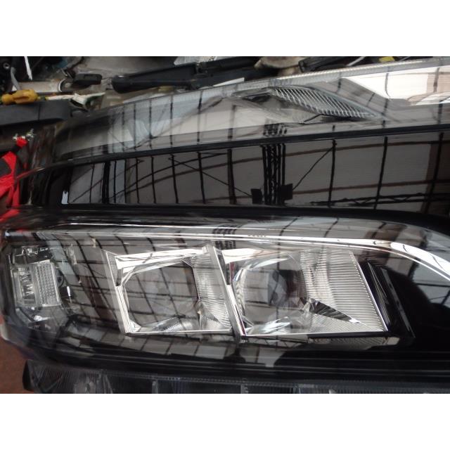 ヴォクシー DBA-ZRR80W ヘッドライト右 RH ZS 7人 3ZR-FAE 81110-28G70