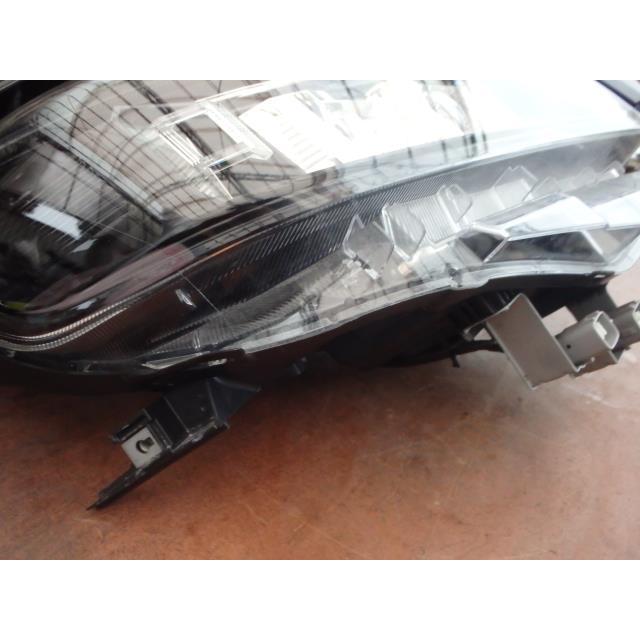 ヴォクシー DBA-ZRR80W ヘッドライト右 RH ZS 7人 3ZR-FAE 81110-28G70