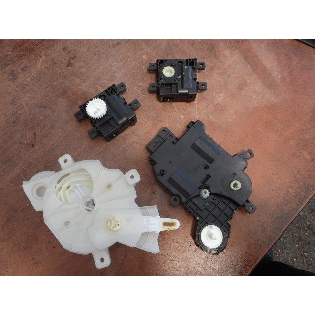 プリウス DAA-ZVW50 その他 電装部品 STS 2ZR-FXE 070 パール 063800