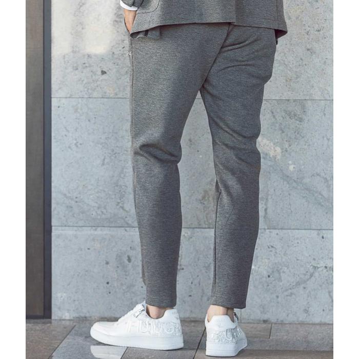 1PIU1UGUALE3 RELAX ウノピゥウノウグァーレトレ グラデーションロゴ