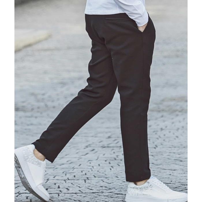 1PIU1UGUALE3 RELAX ウノピゥウノウグァーレトレ グラデーションロゴ