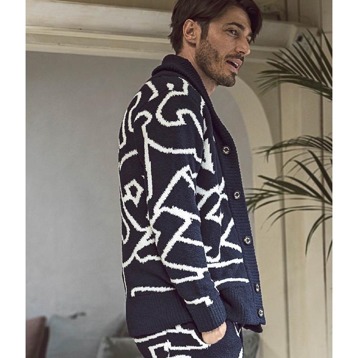 1PIU1UGUALE3 RELAX(ウノピゥウノウグァーレトレ)ビッグロゴ総柄ニットショールカーディガン メンズ ジャガード カジュアル 部屋着 ルームウェア もこもこ 暖かい 秋冬 グレー ブラック ネイビー ギフト プレゼント 1PIU1UGUALE3 RELAX ウノピゥウノウグァーレトレ ビッグロゴ総柄ニット