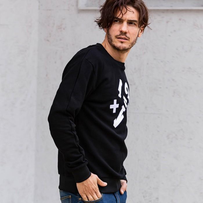 1PIU1UGUALE3 RELAX SALE セール ワッペンクルーネックプルオーバー