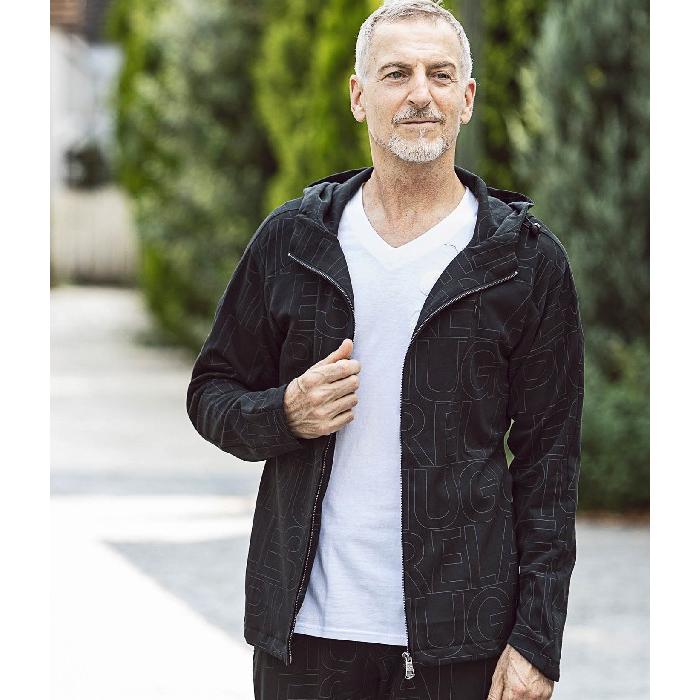 1PIU1UGUALE3 RELAX(ウノピゥウノウグァーレトレ)総柄ロゴストレッチパーカー カジュアル アウター ブルゾン 秋冬 ブラック グレー ギフト プレゼント 1PIU1UGUALE3 RELAX ウノピゥウノウグァーレトレ 総柄ロゴストレッチ