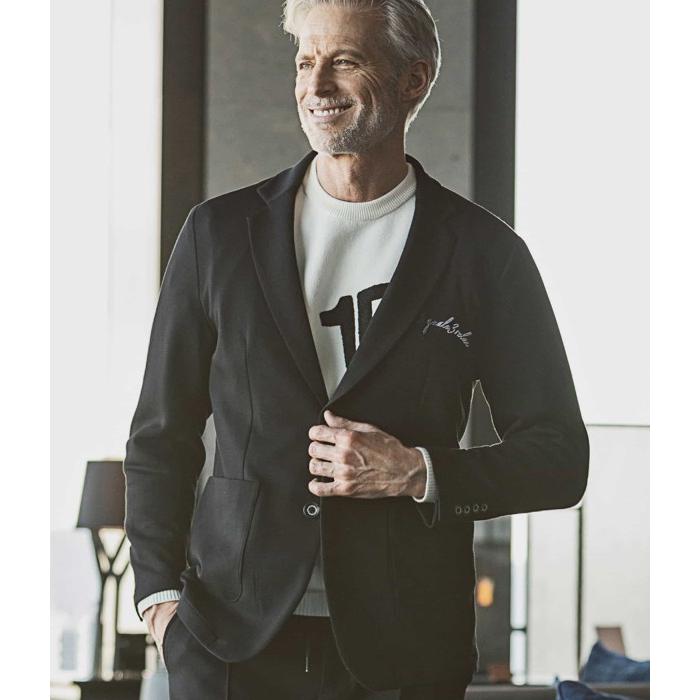 1PIU1UGUALE3 RELAX ウノピゥウノウグァーレトレ グラデーションロゴ