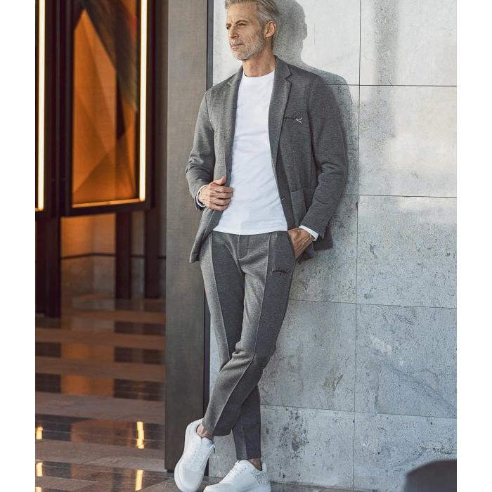 1PIU1UGUALE3 RELAX ウノピゥウノウグァーレトレ グラデーションロゴ