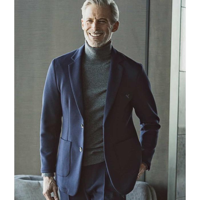 1PIU1UGUALE3 RELAX ウノピゥウノウグァーレトレ グラデーションロゴ