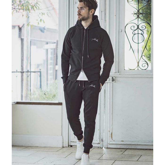 1PIU1UGUALE3 RELAX ウノピゥウノウグァーレトレ グラデーションロゴ