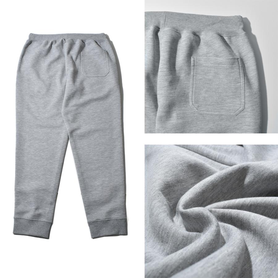 グレー スウェットパンツ 赤いパッチ 金色ロゴ wordmark-logo-performance-