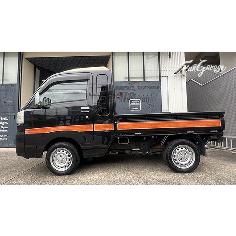 直線基調の木目調ステッカーで、ドレスアップと軽トラボディーを