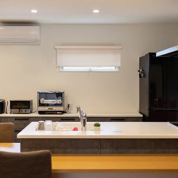 遮光　 ホワイト ロールスクリーン 幅広 取り付け金具付き 立川機工 ロールスクリーン 横長 窓 ロールカーテン 取り付け 金具