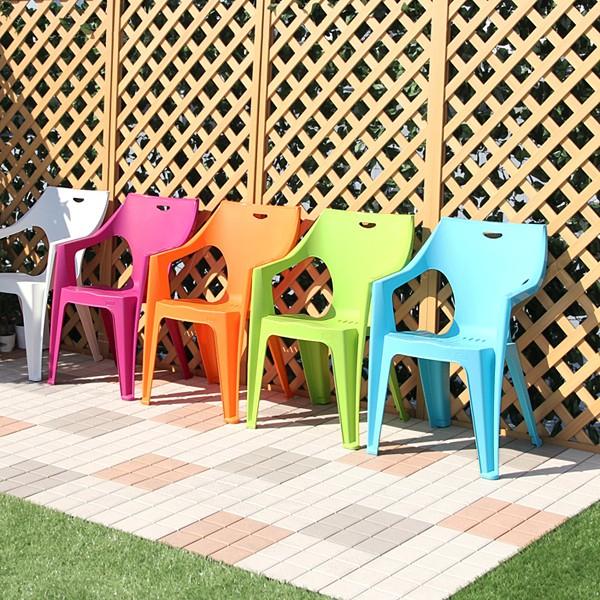 ガーデンチェア 4脚セット おしゃれ スタッキング 重ねられる 椅子 屋外用 庭 テラス ベランダ プラスチック製 軽い 軽量 エクステリア イタリア製