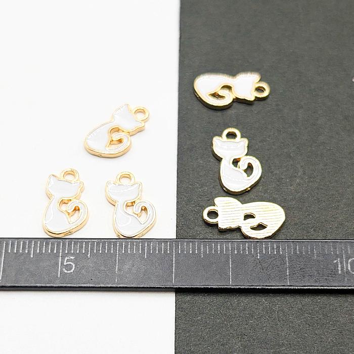 ねこ チャーム 白猫 13mm 6個 ホワイト 猫 モダン エナメル カラー