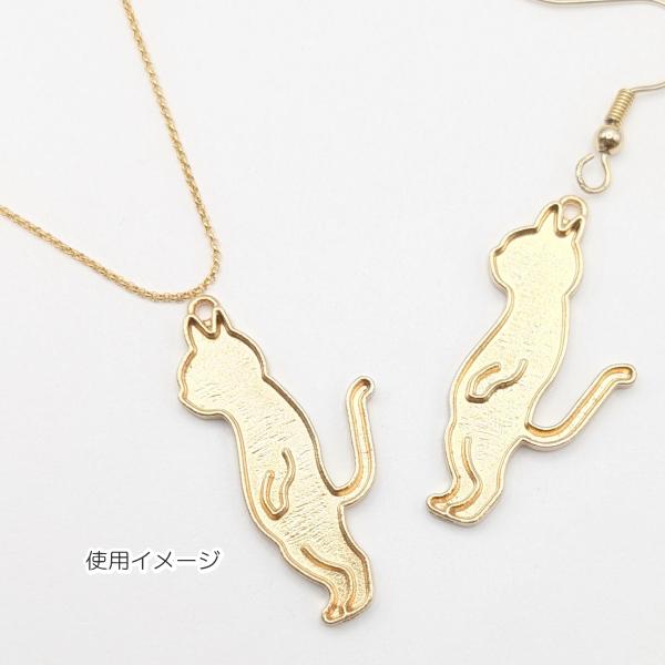 ミール皿 猫 約34mm 2個 ゴールド色 レジン枠 立っている ネコ