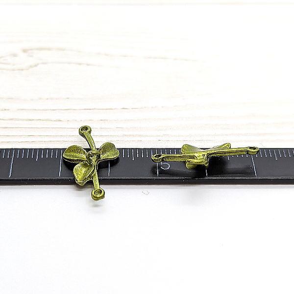 チャーム 葉 植物 18mm 4個 コネクター 接続チャーム 葉っぱ うさぎの