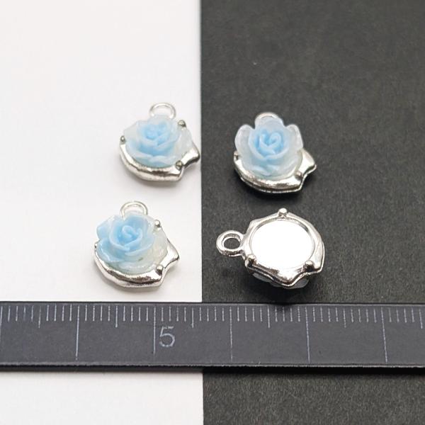 薔薇 チャーム 11mm 4個 ライトスカイブルー 水色 シルバー色台座