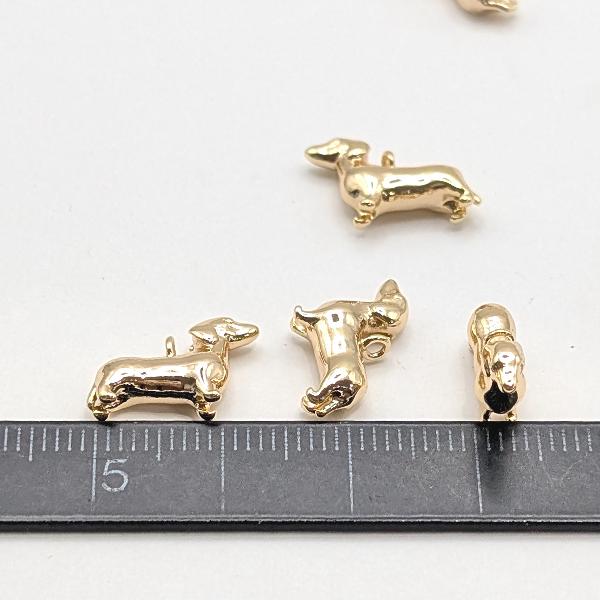 犬 チャーム ダックスフント 10mm 1個 18KGP本金メッキ 立体 メタル