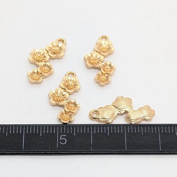 フラワーチャーム 18mm×11mm 4個 シンプル 4連花 和風 和柄 春