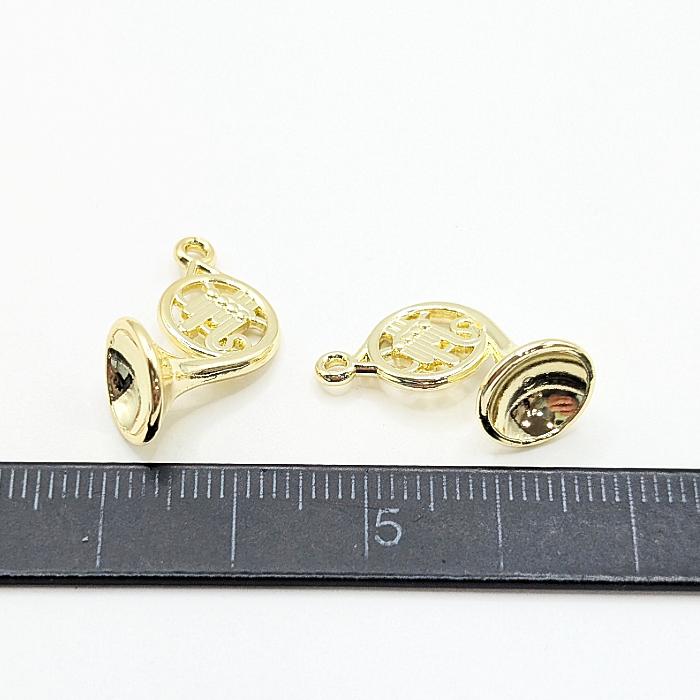 チャーム 楽器 ホルン 立体 管楽器 17mm 2個 お色長持ち ミュージック
