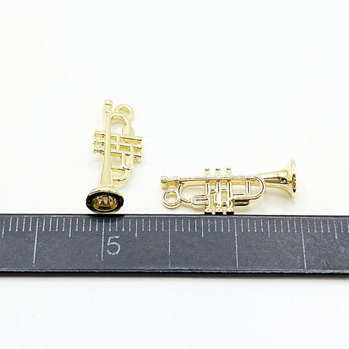 チャーム 楽器 トランペット 立体 管楽器 21mm 2個 お色長持ち