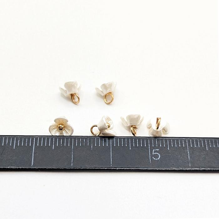 チャーム パール調 6mm 小花 3花びら パーツ 6個 フラワー 小さな花の