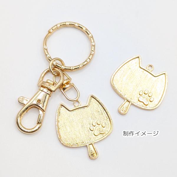 猫 チャーム 33mm 2個 ねこ ミール皿 ウチワモチーフ 肉球 ゴールド色