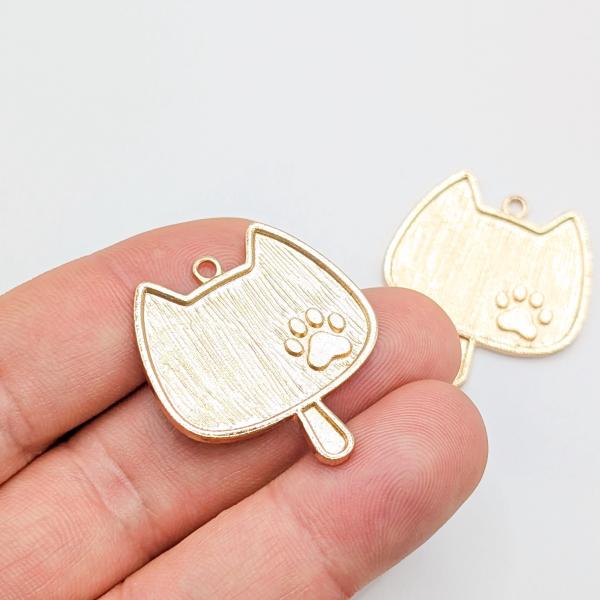 猫 チャーム 33mm 2個 ねこ ミール皿 ウチワモチーフ 肉球 ゴールド色