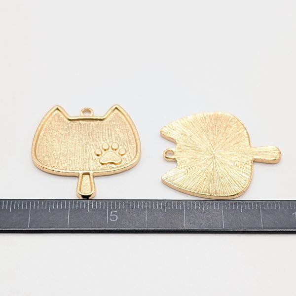 猫 チャーム 33mm 2個 ねこ ミール皿 ウチワモチーフ 肉球 ゴールド色