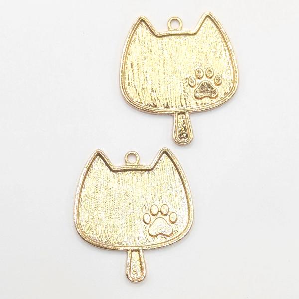 猫 チャーム 33mm 2個 ねこ ミール皿 ウチワモチーフ 肉球 ゴールド色