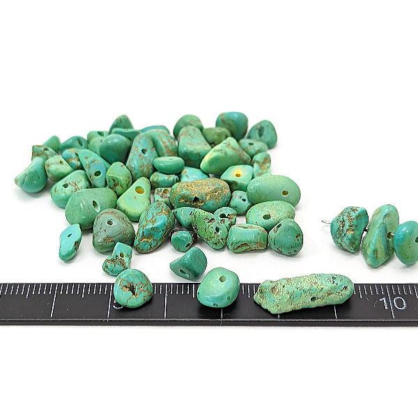 ターコイズの自然石 ？ ターコイズ染め 5mm?14mm 天然石 ビンテージ色 チップ 貫通穴 12月の