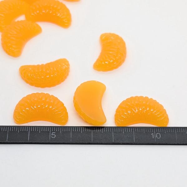 デコパーツ みかん 半立体 貼り付けパーツ 約16×27mm 10個 オレンジ