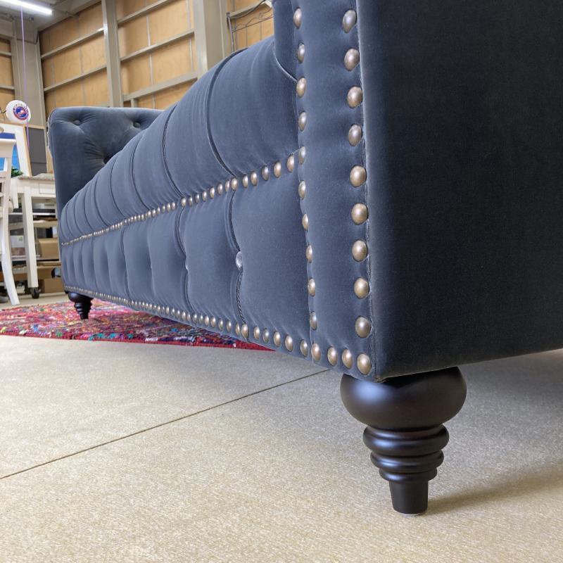 【新品】 チェスターフィールド ソファ 布張り 3人掛け ジェニファーテイラー 三人 スティール グレー ソファー 布製 高級 クラシック テイスト 63022-MVS 【GM2516207220】(91520円)