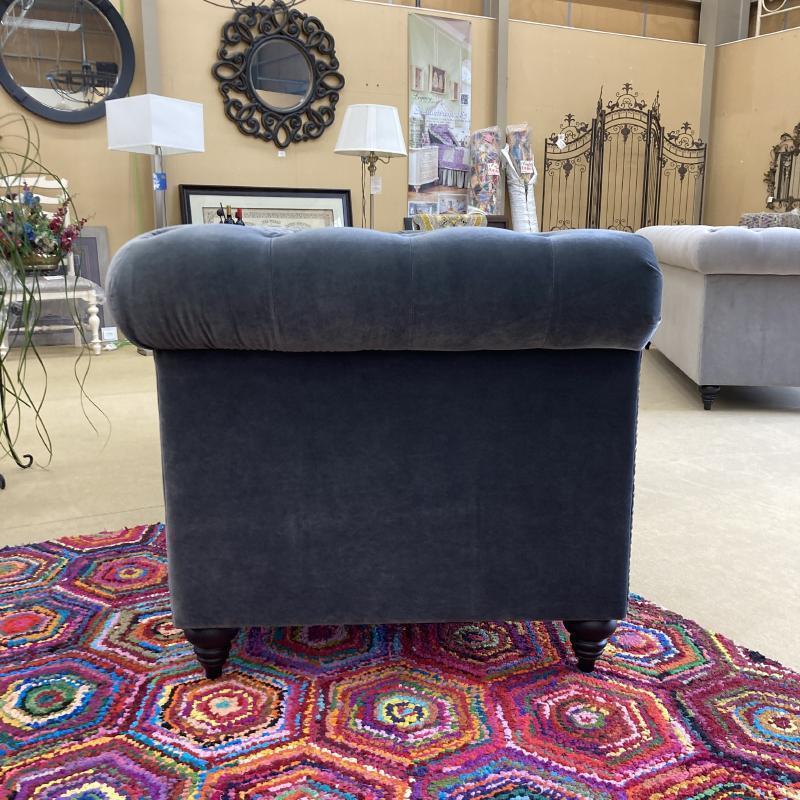 【新品】 チェスターフィールド ソファ 布張り 3人掛け ジェニファーテイラー 三人 スティール グレー ソファー 布製 高級 クラシック テイスト 63022-MVS 【GM2516207220】(91520円)