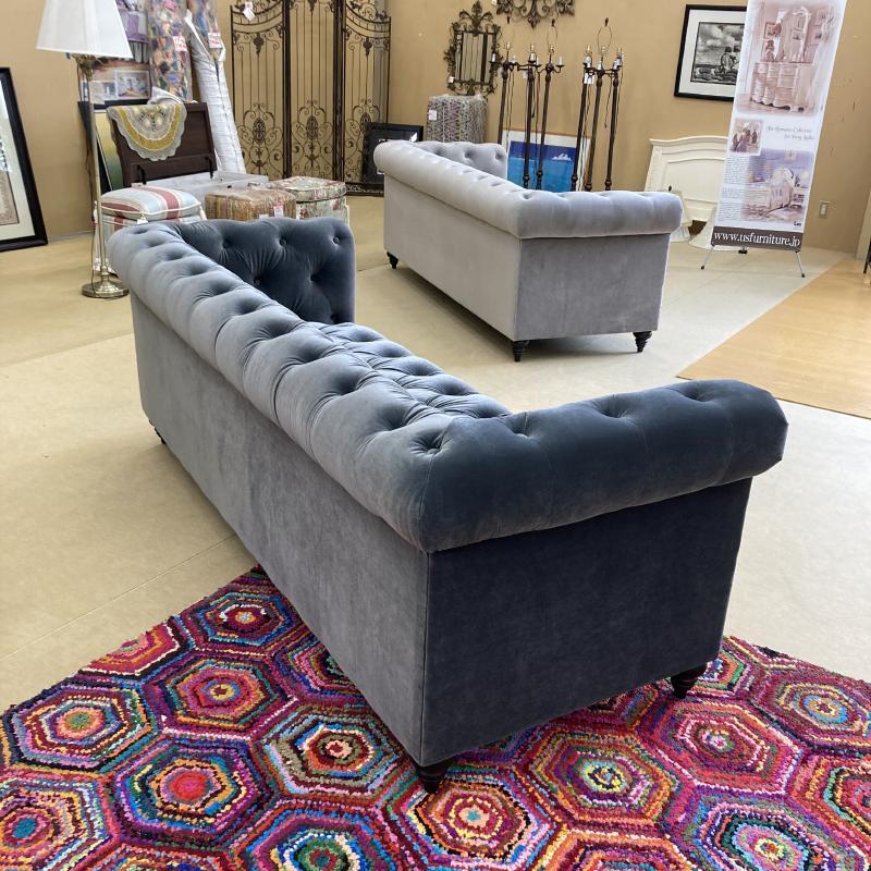 【新品】 チェスターフィールド ソファ 布張り 3人掛け ジェニファーテイラー 三人 スティール グレー ソファー 布製 高級 クラシック テイスト 63022-MVS 【GM2516207220】(91520円)