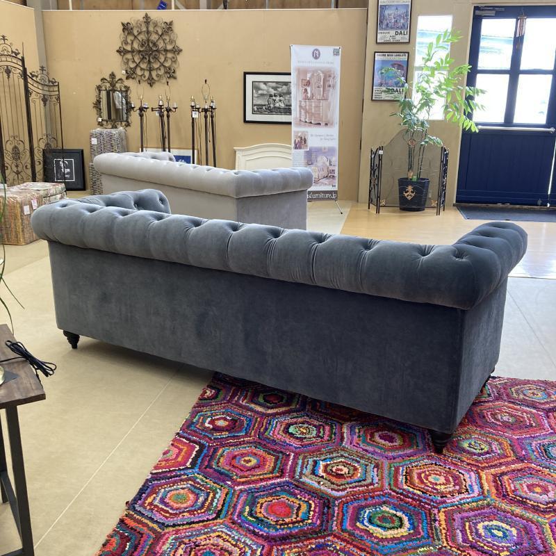 【新品】 チェスターフィールド ソファ 布張り 3人掛け ジェニファーテイラー 三人 スティール グレー ソファー 布製 高級 クラシック テイスト 63022-MVS 【GM2516207220】(91520円)