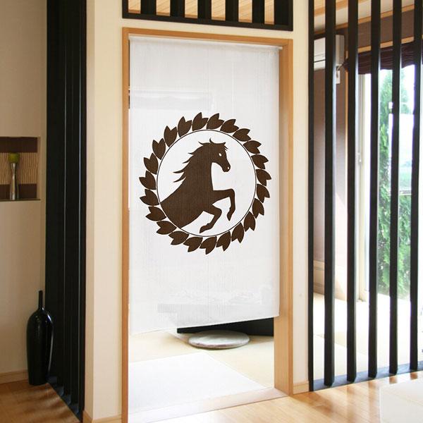 のれん エンブレム 馬 うま 縁起物 85×150cm 暖簾 干支 縁起 業務用 店舗用 飲食店 施設 向け 日本製 和風 おしゃれ シンプル ホース 競馬 玄関土間 |  | 01