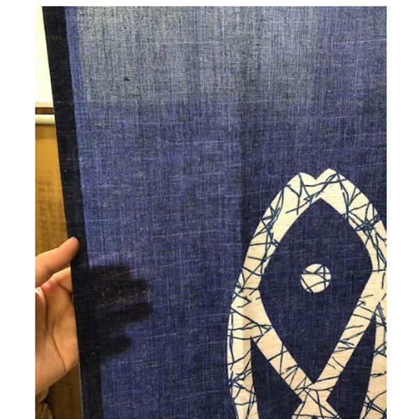 のれん 古代魚 魚 暖簾 さかな 目隠し カウンターのれん 店舗 施設 向け 居酒屋 和風 おしゃれ シンプル 魚屋 カウンター 店舗 お店のれん |  | 01