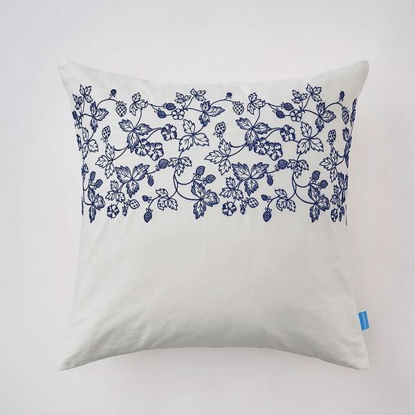 西川 クッションケース クッションカバー ウェッジウッド 花柄 花 刺繍 ファスナー式 綿100% サテン 45×45cm ストロベリー カバー 日本製 国産 PG44800635 | 