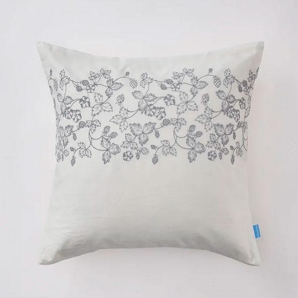 西川 クッションケース クッションカバー ウェッジウッド 花柄 花 刺繍 ファスナー式 綿100% サテン 45×45cm ストロベリー カバー 日本製 国産 PG44800635 |  | 01