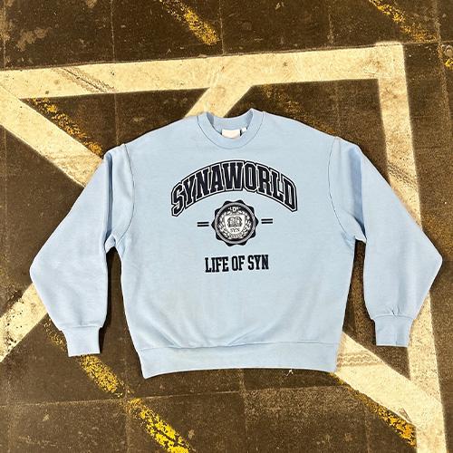 SYNA WORLD VARSITY CREW SWEAT スウェット 【LIGHT BLUE 