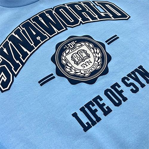 SYNA WORLD VARSITY CREW SWEAT スウェット 【LIGHT BLUE 