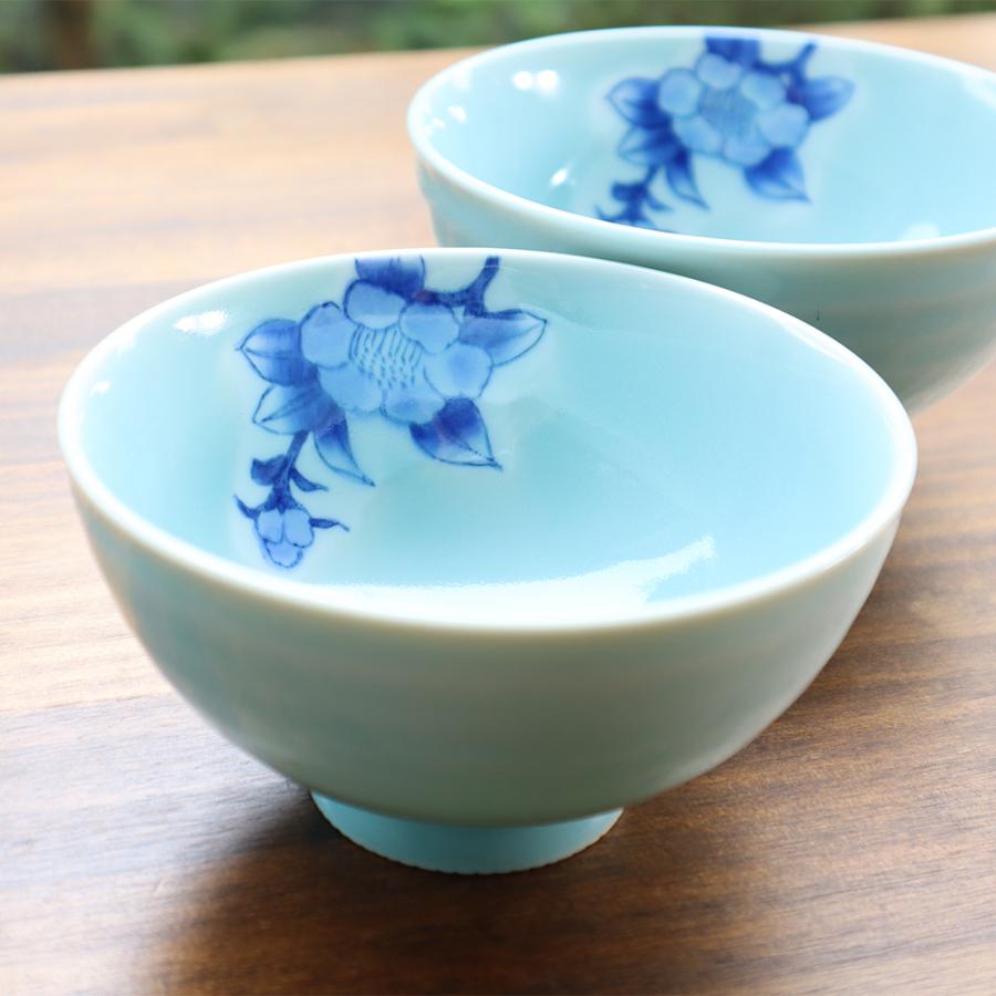 有田焼 お茶碗 青磁染付山茶花（大・小） : 有田焼 器の華 まるふく