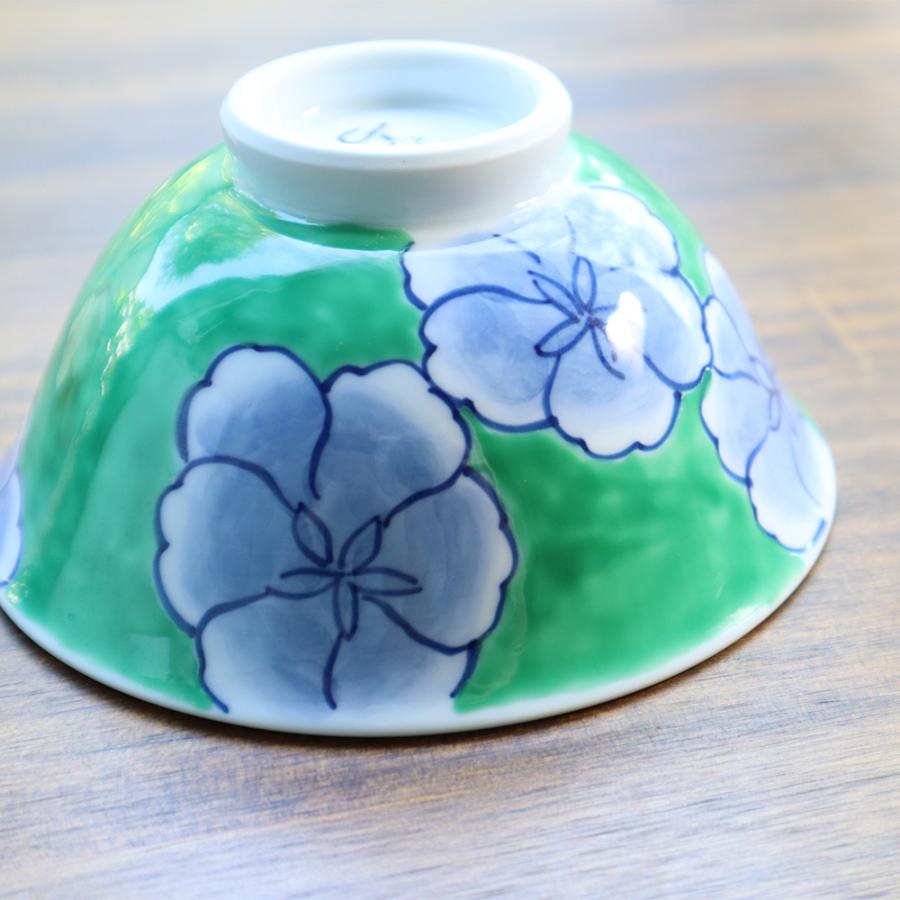 有田焼 花染付錦濃芙蓉 お茶碗 (緑・赤) : 有田焼 器の華 まる 有田焼 花染付錦濃芙蓉 お茶碗 (緑・赤) : 有田焼 器の華 まる