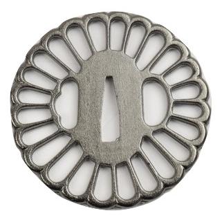 菊花紋の透かし鉄鍔 この菊花透の鉄鐔はいつ頃のものなのか考察｜刀箱師の日本刀