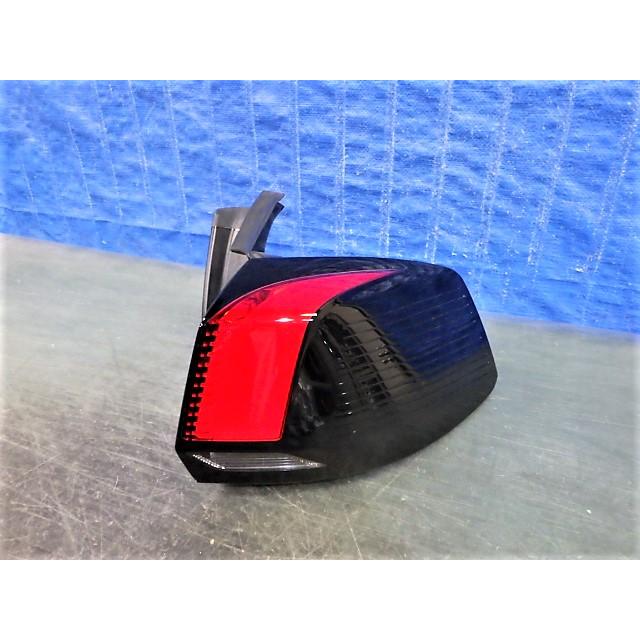 S993 プジョー 5008 P87 右テール LED 9811028180 美品 :v202211282058