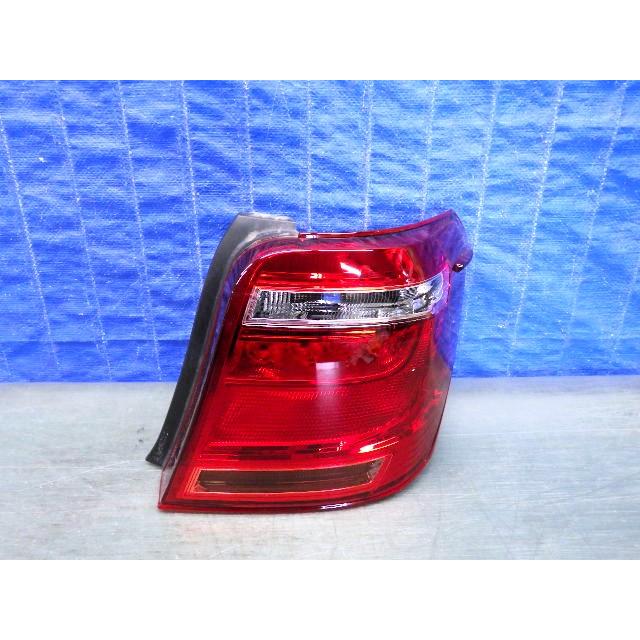 ☆【カローラアクシオテールランプ】右側