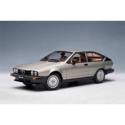 ダイキャストカー 1980 アルファロメオ Alfetta GTV 2.0 グレー 1/18